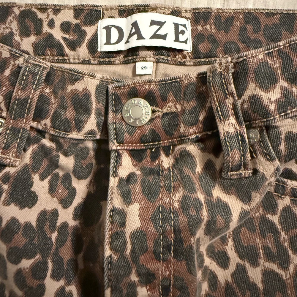 Daze Leopard Print Cropped Jeans - Picture 5 of 7